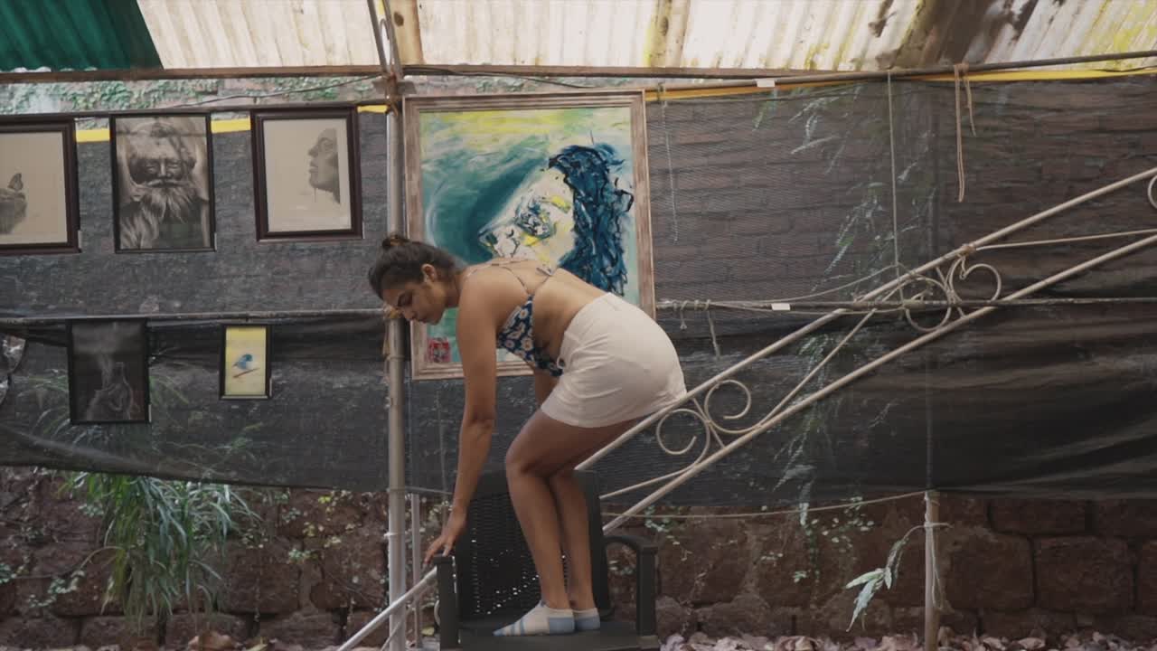 갤러리에서 일하는 소녀와 벽에 매달린 후 그림을 보는