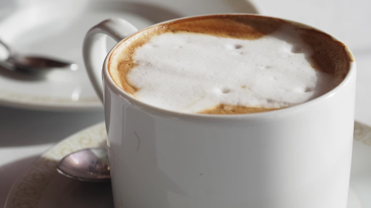 Capuchino en una taza blanca