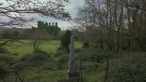 monumento conmemorativo colocado al lado del castillo de menlo, galway