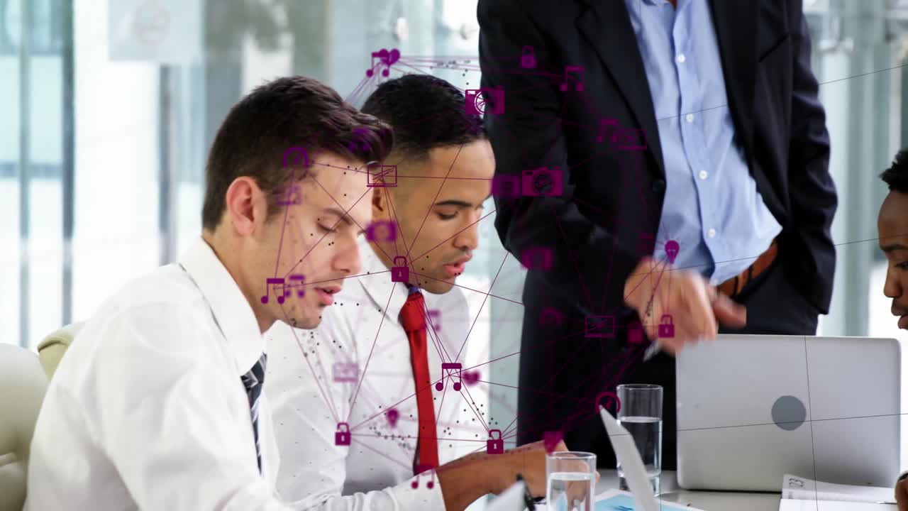 이것은 사무실의 회의실에서 회의를 주도하는 사업가입니다.