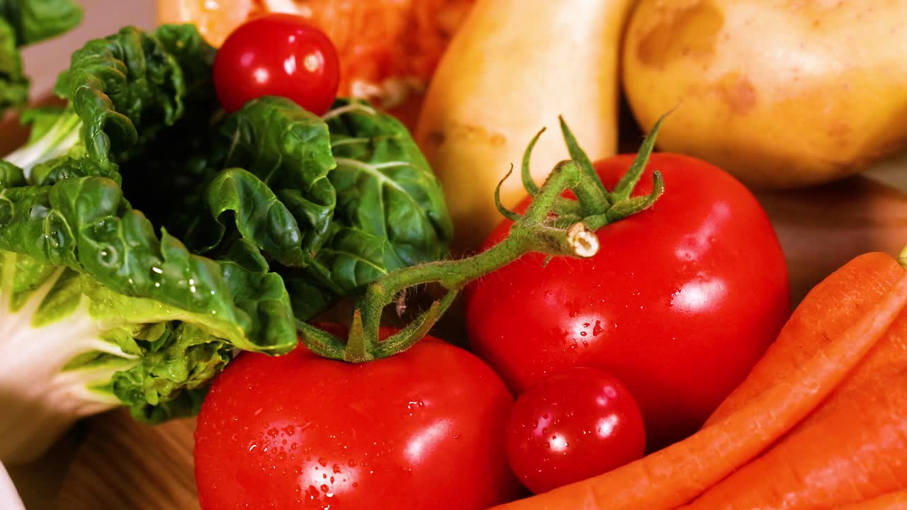 Un vivace assortimento di verdure fresche esposte