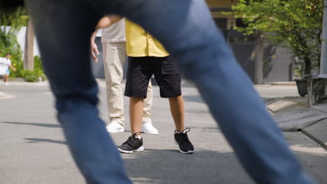 아시아 남자 들 과 소년 들 이 야외 에서 재미 를 느끼고 있다