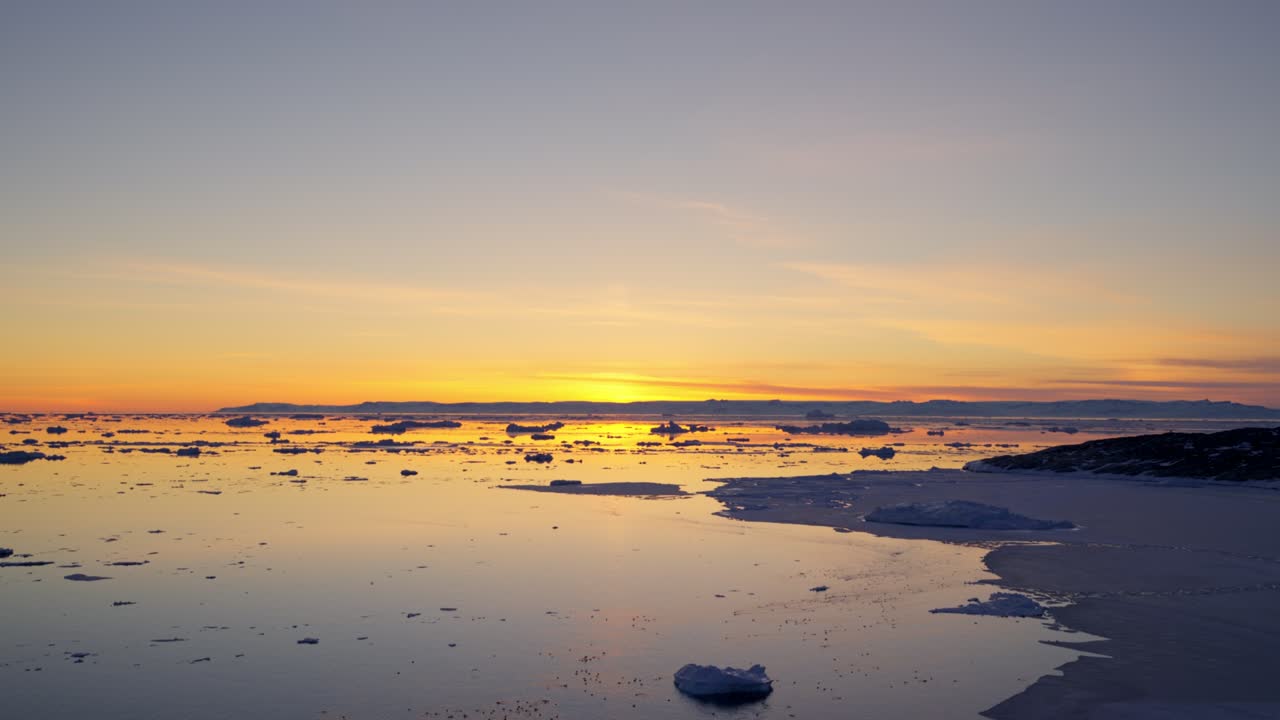 바다와 ilulissat icefjord의 얼음 위에 황금빛의 빛