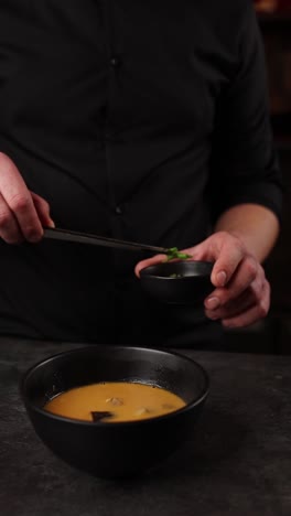 chef preparando un plato de sopa