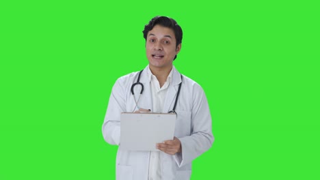 Feliz-Médico-Indio-Escribiendo-Una-Breve-Pantalla-Verde-Para-El-Paciente