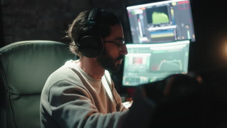 ingeniero de sonido en el estudio.