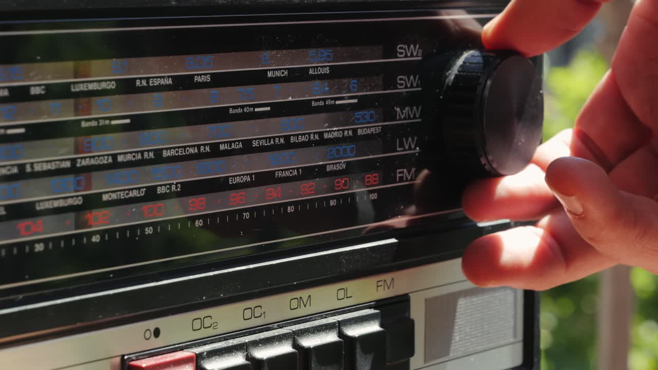 Old Retro AM FM Radio with tubes, Hand Changing stations , bulb vintage music player.