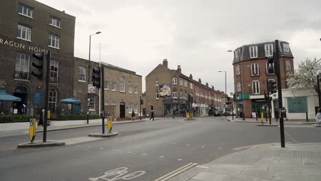 intersección en londres con tráfico lento