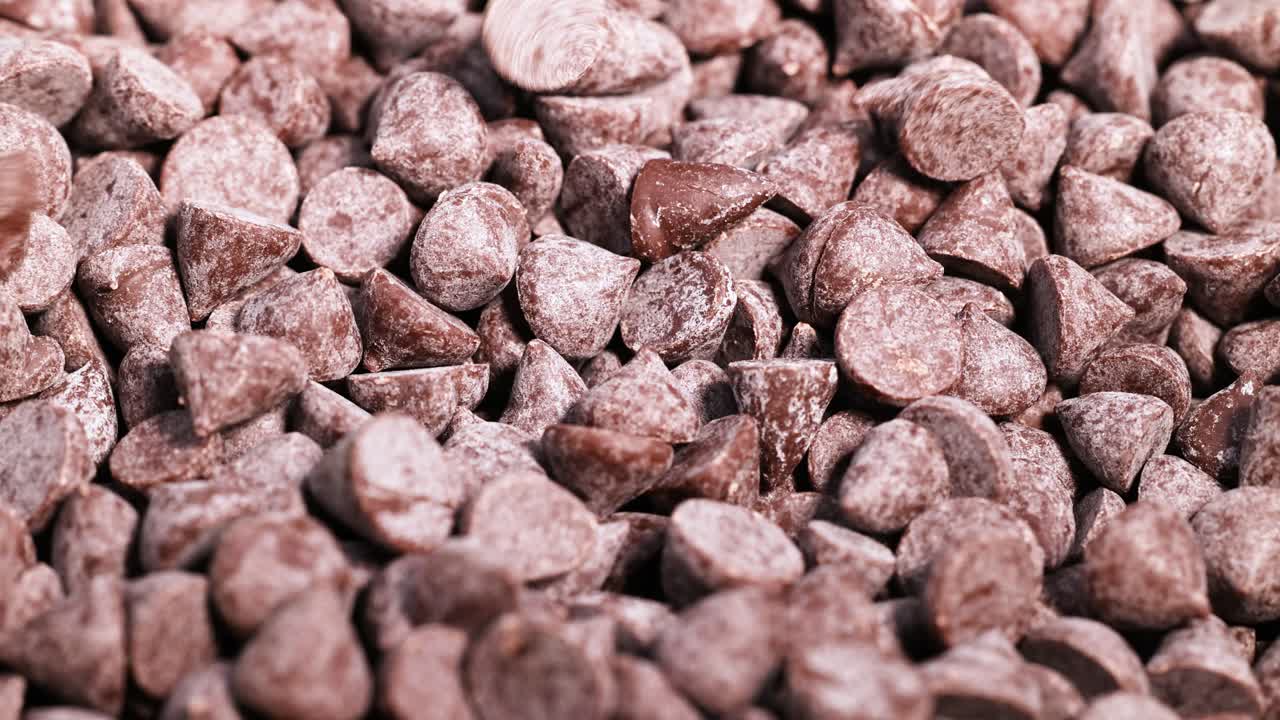 초콜릿 이 커지는 어리로 아져 나옵니다.