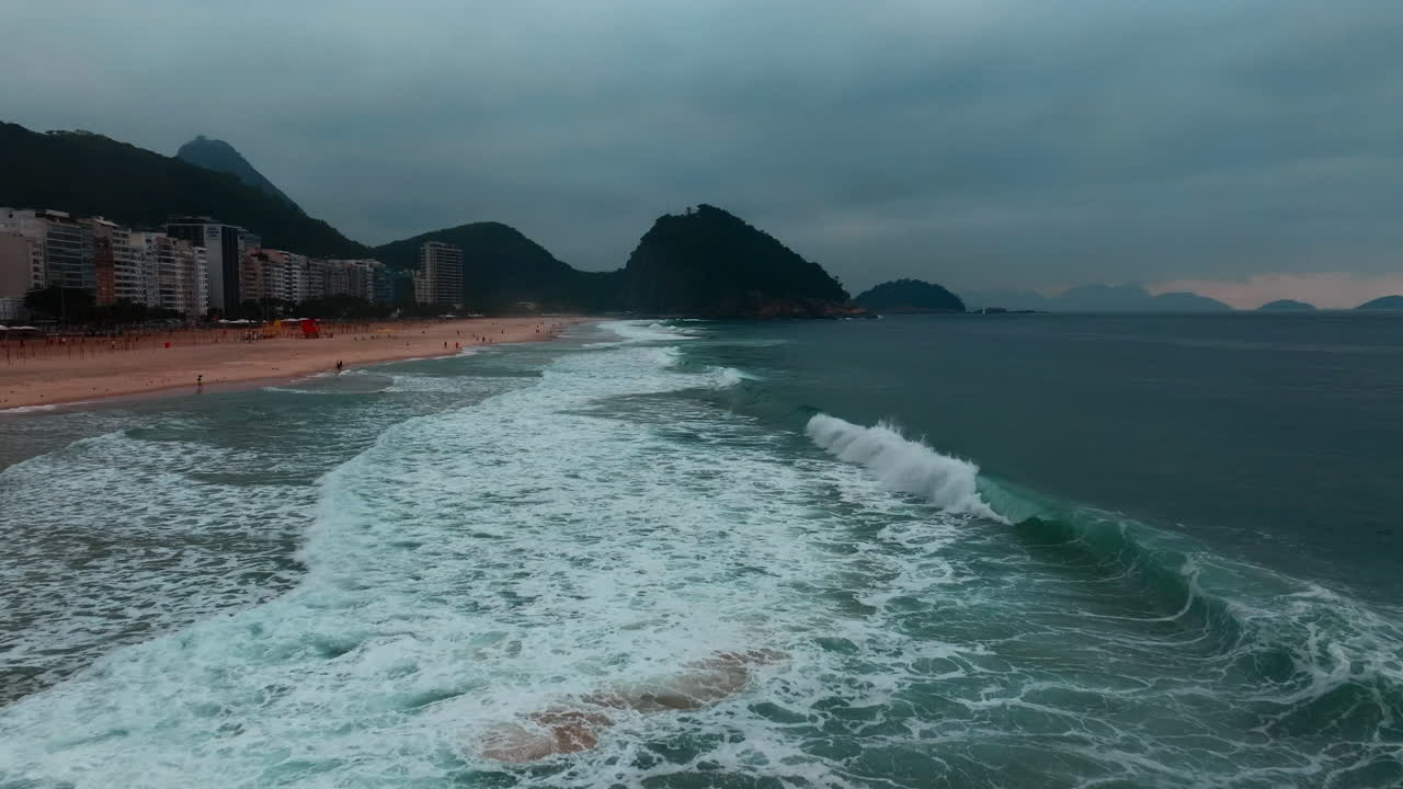 Spiaggia di Ipanema a Rio de Janeiro, Brasile, in una giornata nuvolosa