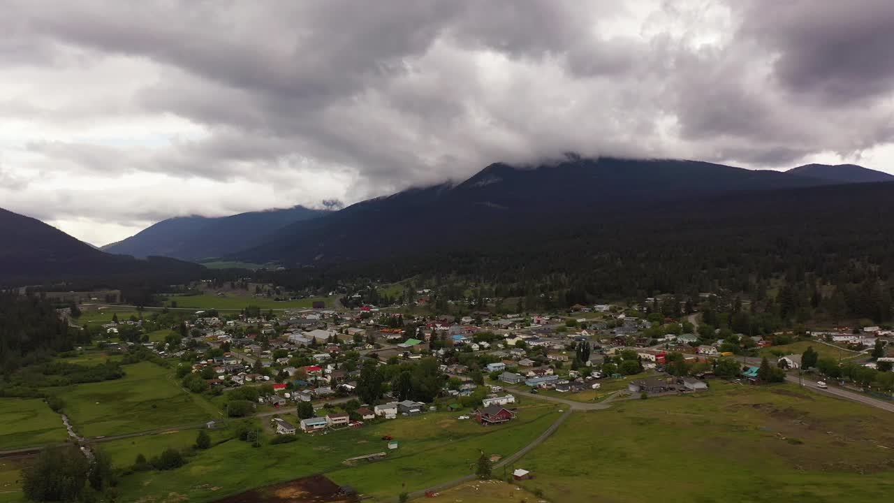 donde el cielo se encuentra con clinton: una vista aérea espectacular de esta pintoresca ciudad canadiense