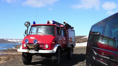 Ein-Altes-Feuerwehrauto-In-Gutem-Zustand,-Das-Noch-Immer-Von-Einer-Kleinen-Gruppe-Freiwilliger-Feuerwehrleute-In-Einem-Kleinen-Dorf-In-Island-Benutzt-Wird