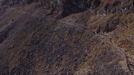 imágenes de drones en rápido movimiento capturan la mañana en huancayo, perú, mientras los ciudadanos caminan rápidamente por un camino de montaña hacia la montaña huaytapallana para el festival tayta shanti
