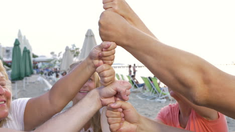 Gente-Haciendo-Torre-De-Mano