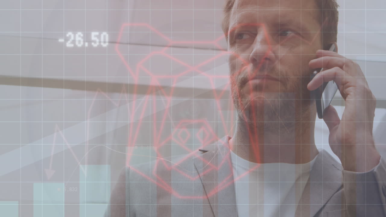 animación del procesamiento de datos sobre un hombre de negocios caucásico hablando por teléfono inteligente