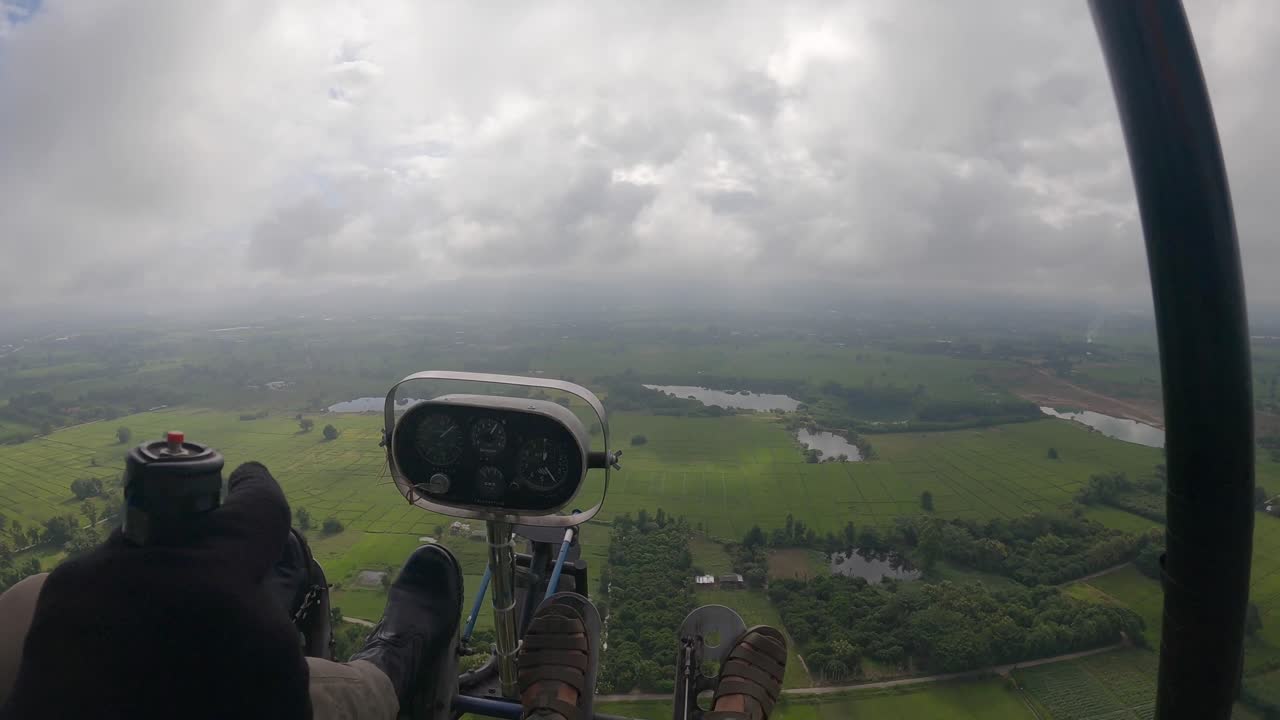 앞에 스티어링 스틱이 있는 초 가운 비행기의 조종석에서