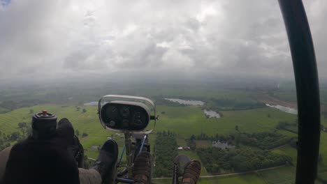 POV-Desde-La-Cabina-Del-Avión-Ultraligero-Con-La-Palanca-De-Dirección-Delante