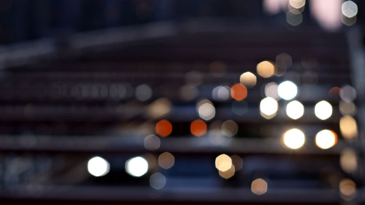 뉴욕시 - 브루클린 브릿지와 함께 맨해튼 위의 아름다운 추상 도시 흐릿한 불빛 밤의 스카이 라인