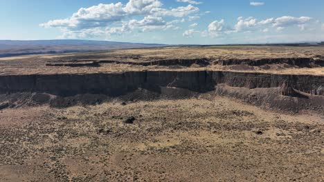 Umlaufende-Luftaufnahme-über-Dem-Frenchman-Coulee-Spring-Basin-Im-Osten-Washingtons