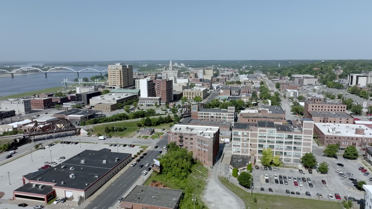 el centro de davenport, iowa con el video del avión no tripulado moviéndose en tiro ancho