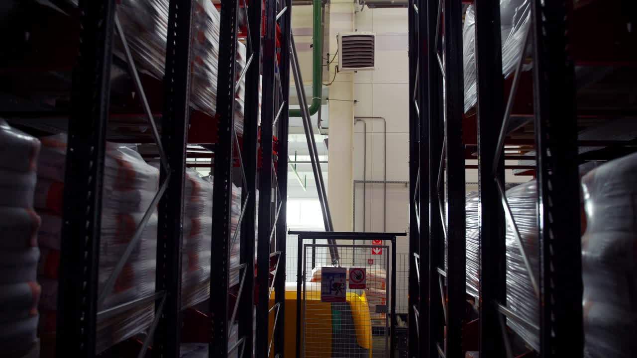 interior del almacén con carretilla elevadora