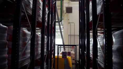 interior del almacén con carretilla elevadora