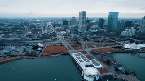 angenehme luftaufnahmen mit wolkenkratzern in der innenstadt von milwaukee, wisconsin, discovery world, kunstmuseum, daniel hoan memorial bridge und baukran