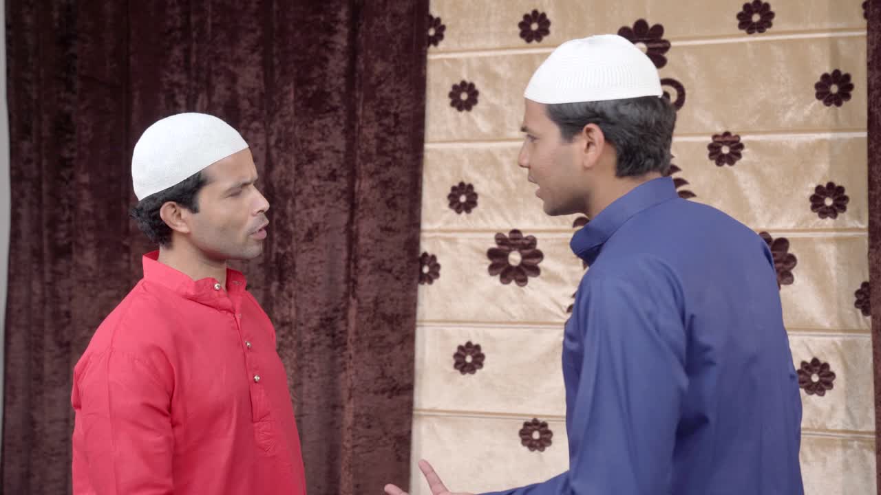 두 명의 분노한 무슬림 남자들이 싸우고 있습니다.