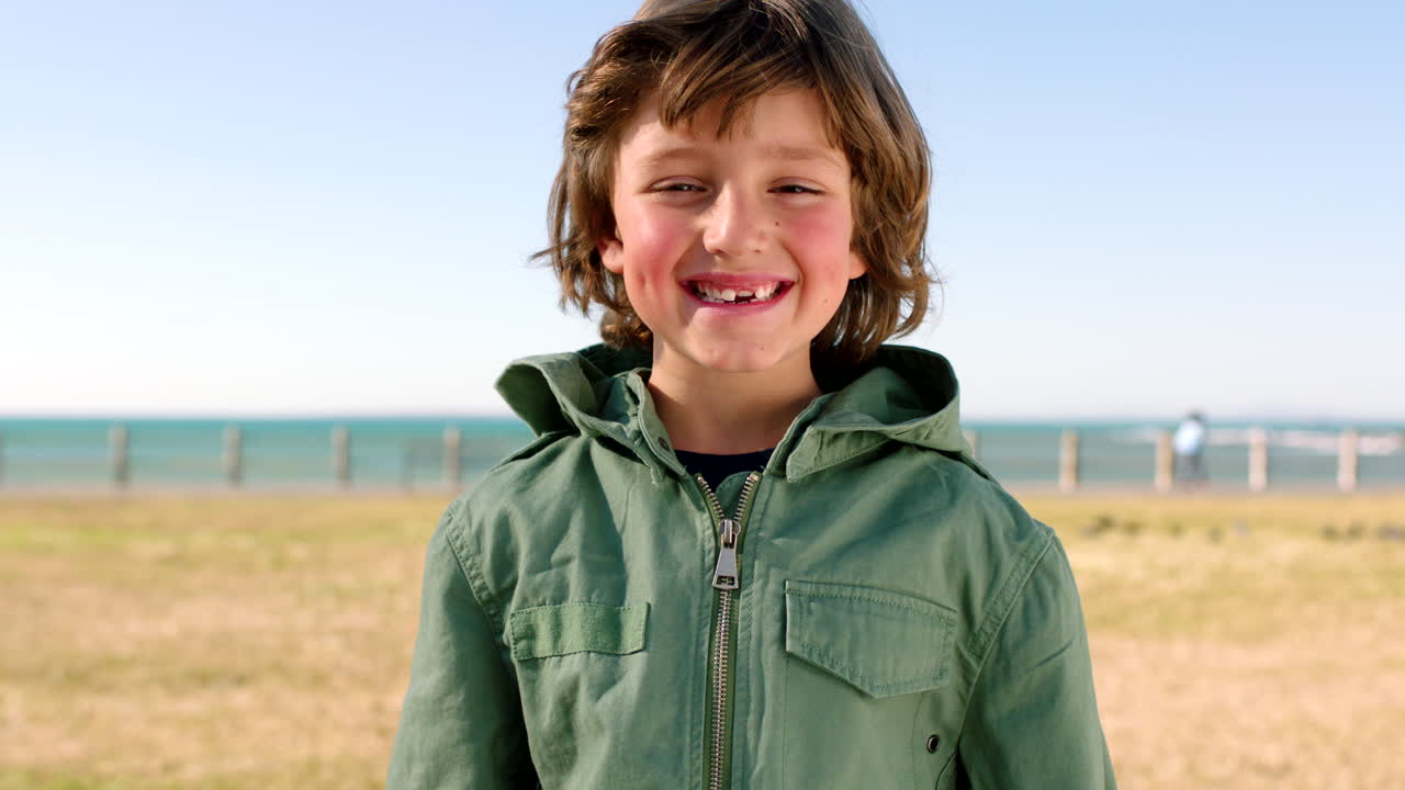 해변에있는 행복한, 미소와 아이의 얼굴