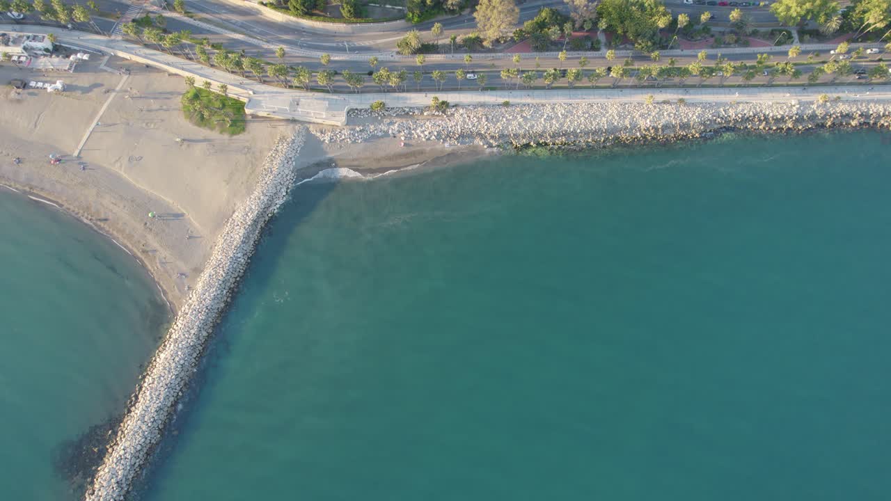 vista aérea durante un día soleado sobre la costa mediterránea de málaga, españa