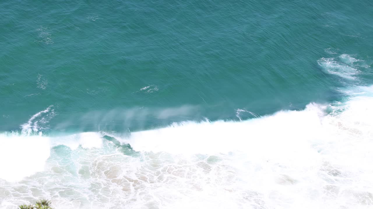 해안에 접근하고 깨지는 파도의 진행