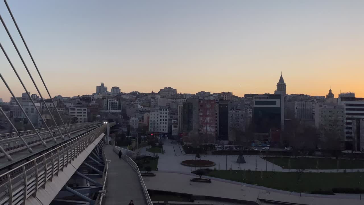 Estambul y vista del casco antiguo desde el puente del metro del Cuerno de Oro