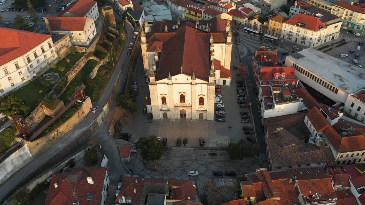 Frontaludsigt over Leiria Katedral solbelyst i skumringen i Leiria, Portugal