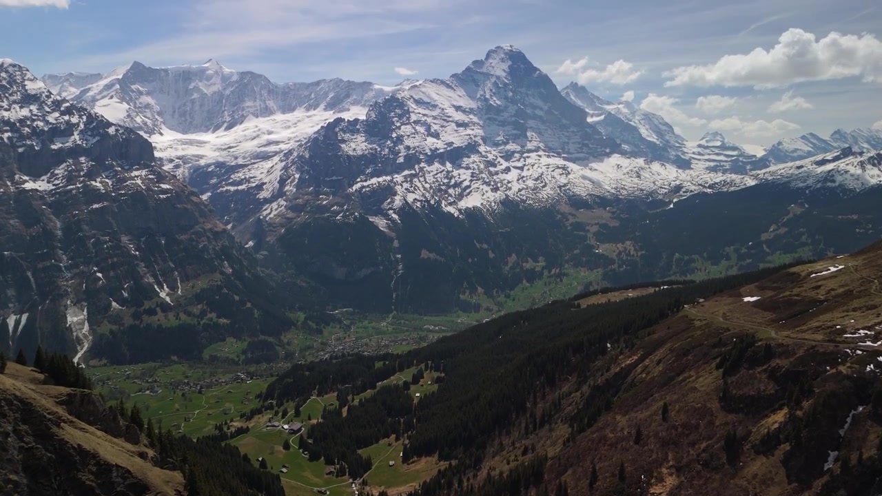 İsviçre Alpleri'nde Grindelwald'ın üzerinde yükselen Eiger'in drone çekimi. Etkileyici dağ manzaralarına sahip doğal alp peyzajı.