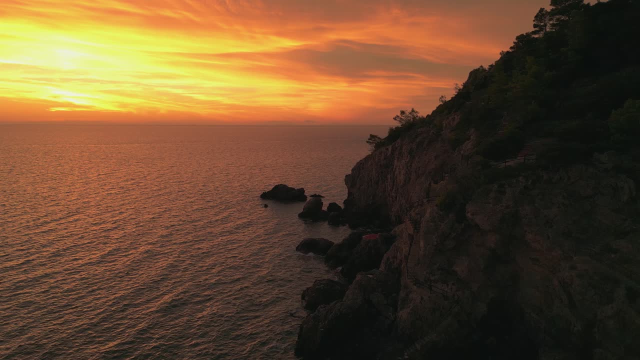 이탈리아 토스카나의 국립공원 마렘마에 가까운 오래된 성이 있는 어촌인 탈라모네의 아름다운 해변 해안 해변