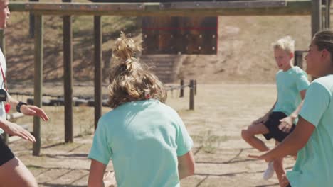 Grupo-De-Niños-Caucásicos-Entrenando-En-El-Campo-De-Entrenamiento