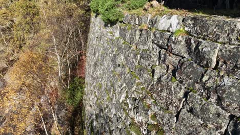 Perfecto-Antiguo-Muro-De-Piedra-Hecho-A-Mano-En-El-Ferrocarril-Fuera-De-Servicio-De-Bergen,-Noruega