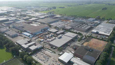 volando sobre una gran zona industrial en verano