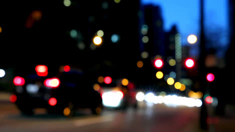 bokeh colorido de las luces de los coches en la calle por la noche 4k
