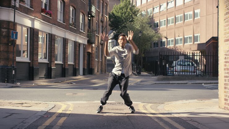 uomo felice che balla loop ballerino hip hop in strada artista che fa freestyle dance 4k