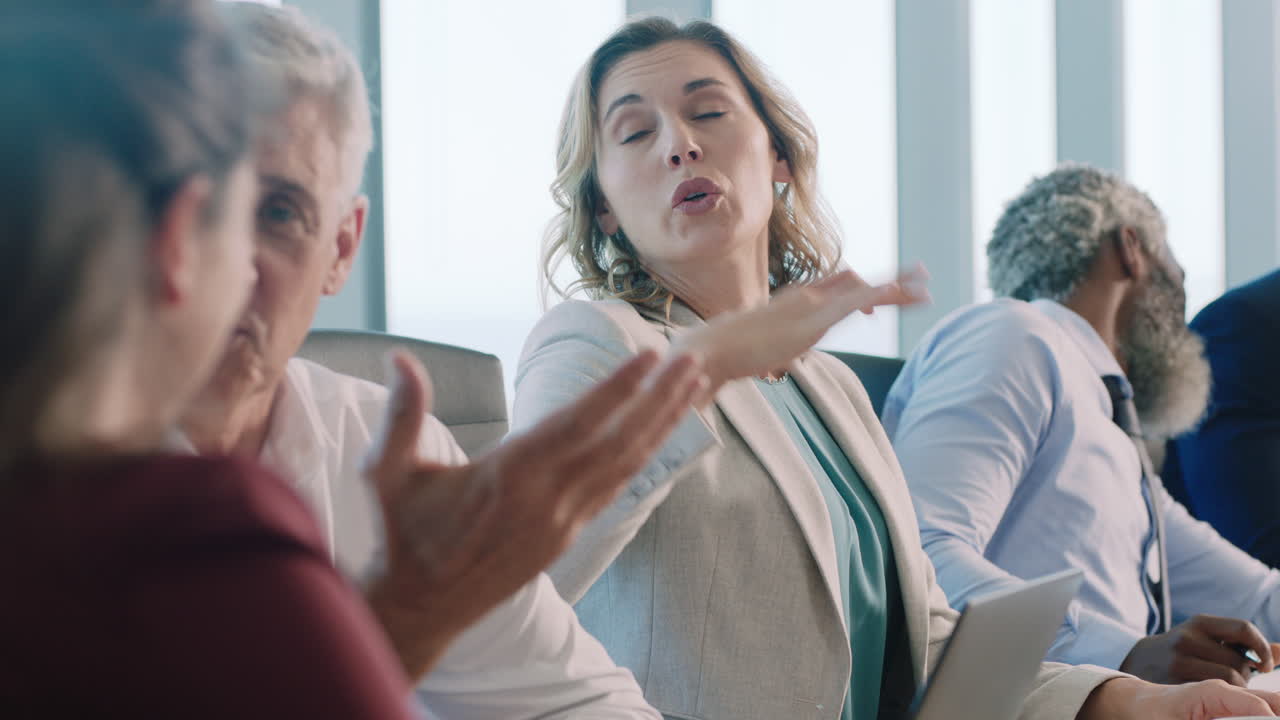 gente de negocios corporativos reuniéndose en la sala de juntas haciendo lluvia de ideas colegas discutiendo estrategia compartiendo problemas resolviendo ideas trabajando en plazo colaborando en una oficina ocupada 4k