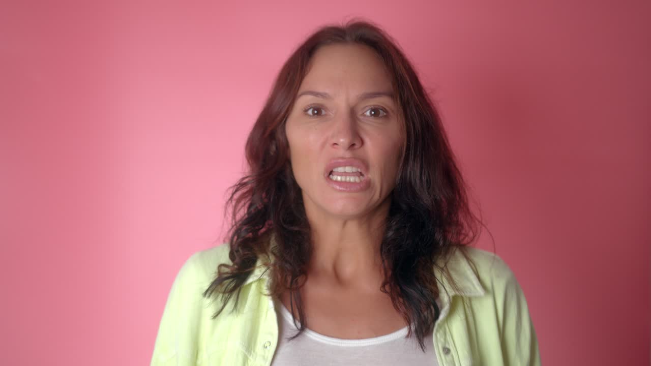 mujer con expresión enojada