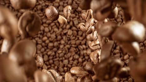 el primer plano de las semillas de café, los granos de café perfumados, el primer plano súper macro, filmado con una cámara súper lenta de 1000 fps.