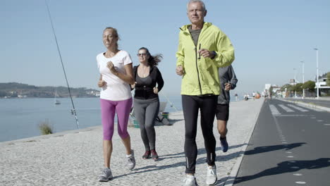 corredores senior activos corriendo en el paseo marítimo