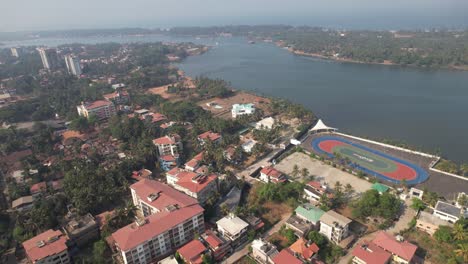 Imágenes-Aéreas-De-La-Ciudad-De-Mangaluru-Tomadas-Cerca-Del-Parque-De-Patinaje-Y-El-Río-Gurupura,-También-Conocido-Como-Río-Pachamagaru,-Río-Phalguni-O-Río-Kulur