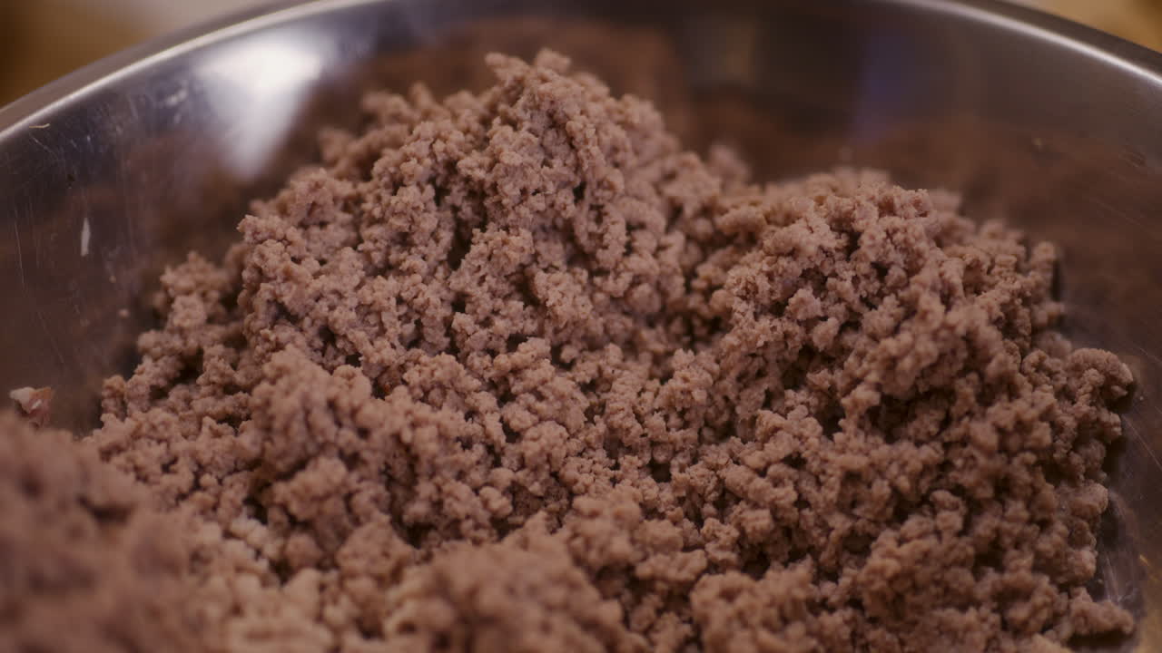 매크로  (macro shot) 은 고기 조리기에서 구운 고기입니다.