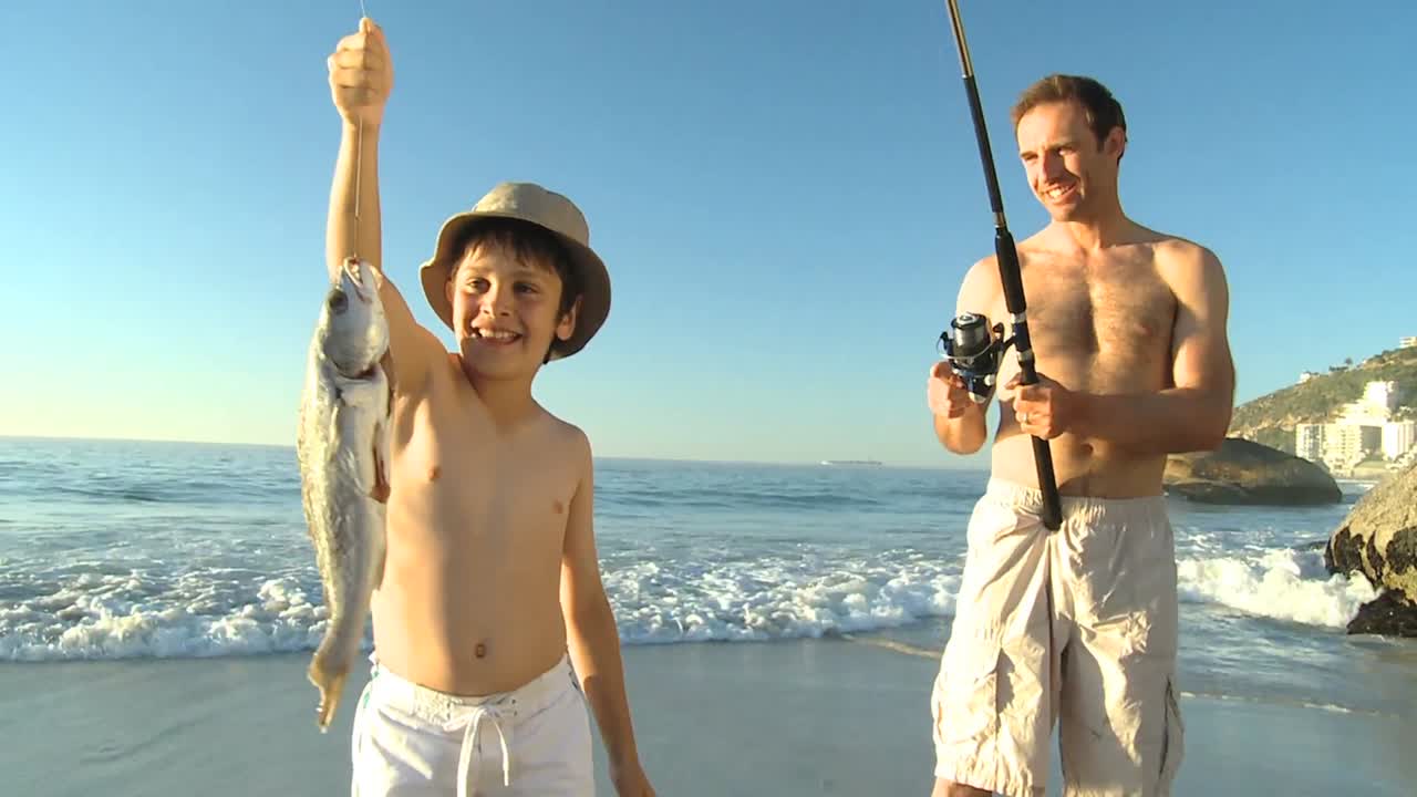 padre pescando con su hijo