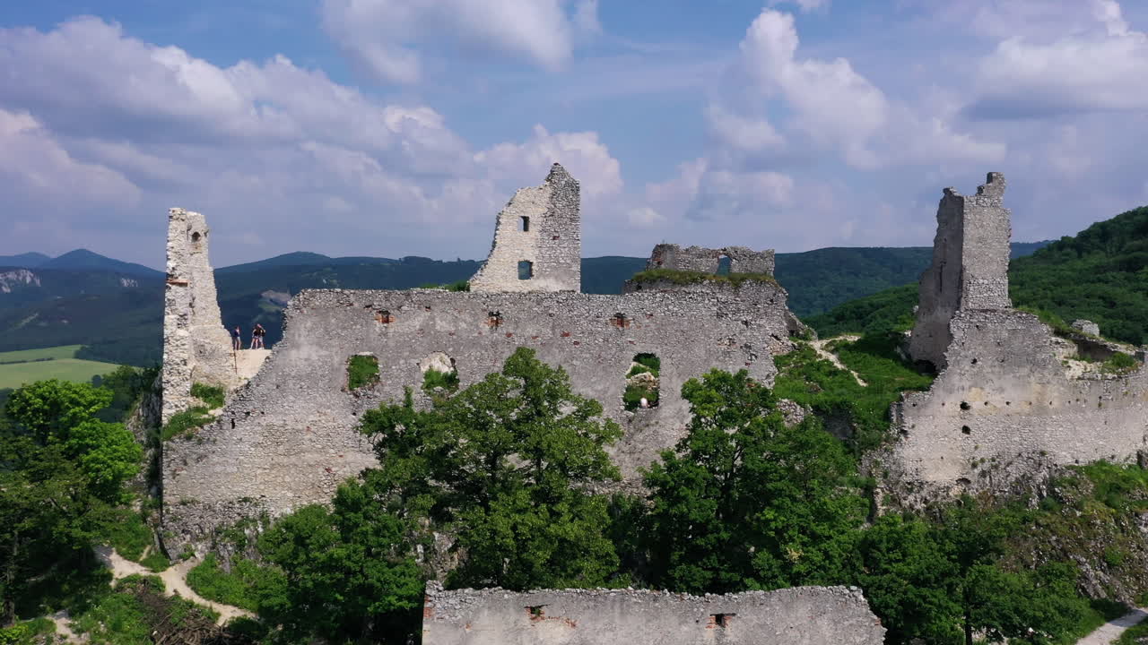 Riprese aeree di un castello medievale in rovina su una collina, Slovacchia.