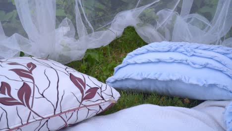 Almohadas-Azules-Y-Tela-Blanca-Transparente-En-El-Parque.-Hermosa-Decoración-De-Boda