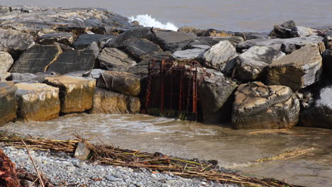 Abwasserkanal-Im-Meer